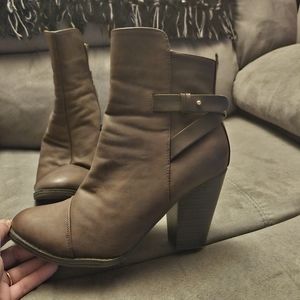 Like New!! / Brechelle's Brown Booties / Size 8.5 / 2.5" Heel / Inside Zip
